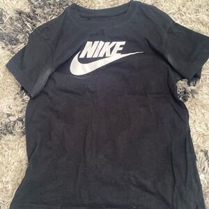 Black and white Nike girls tshirt